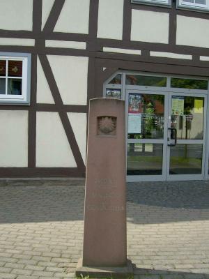 Stele am Pfarrzentrum